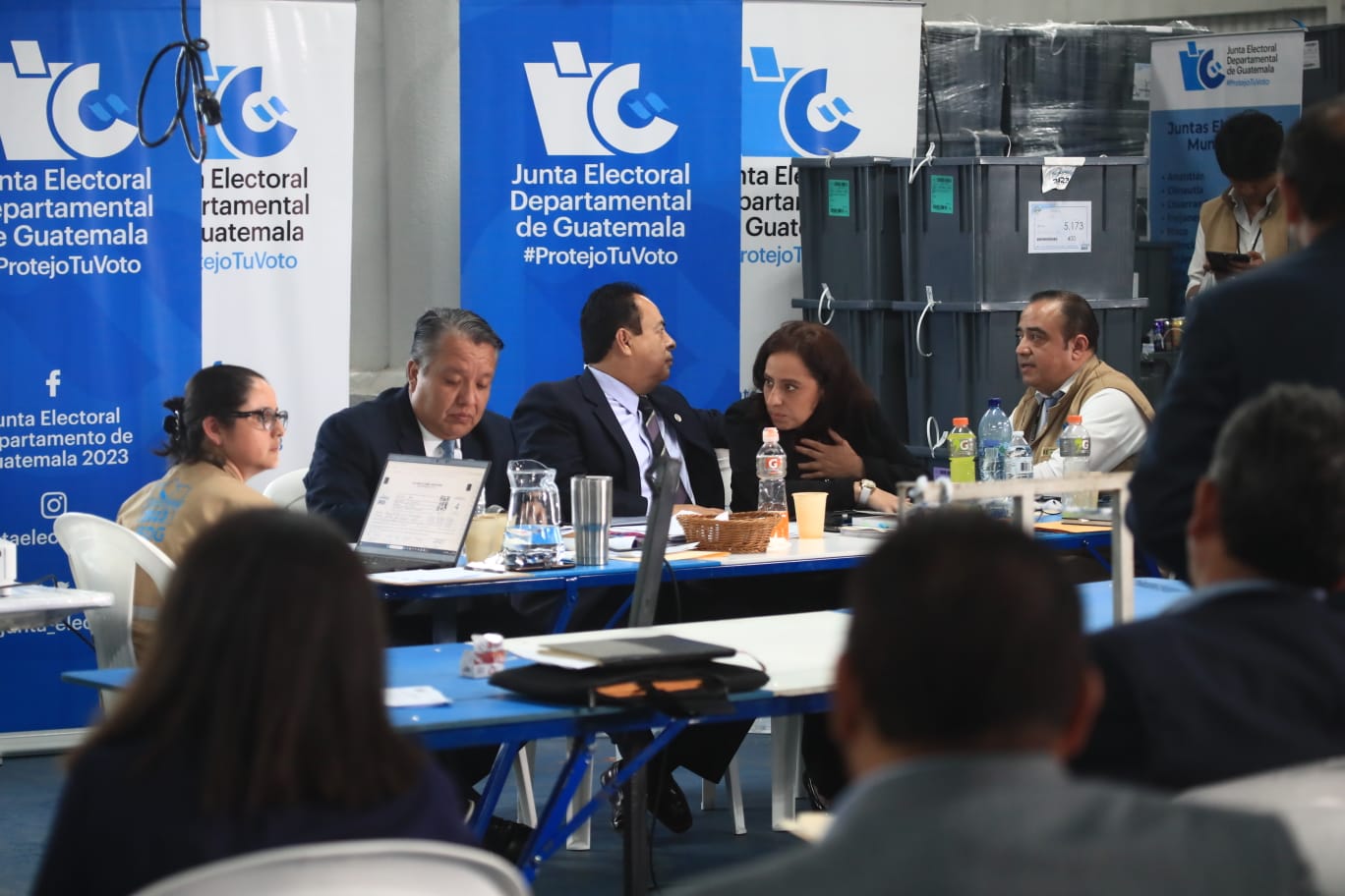 Jornada de revisión de acatas electorales en cumplimiento a una polémica orden de la Corte de Constitucionalidad. (Foto Prensa Libre: Carlos Hernández Ovalle)