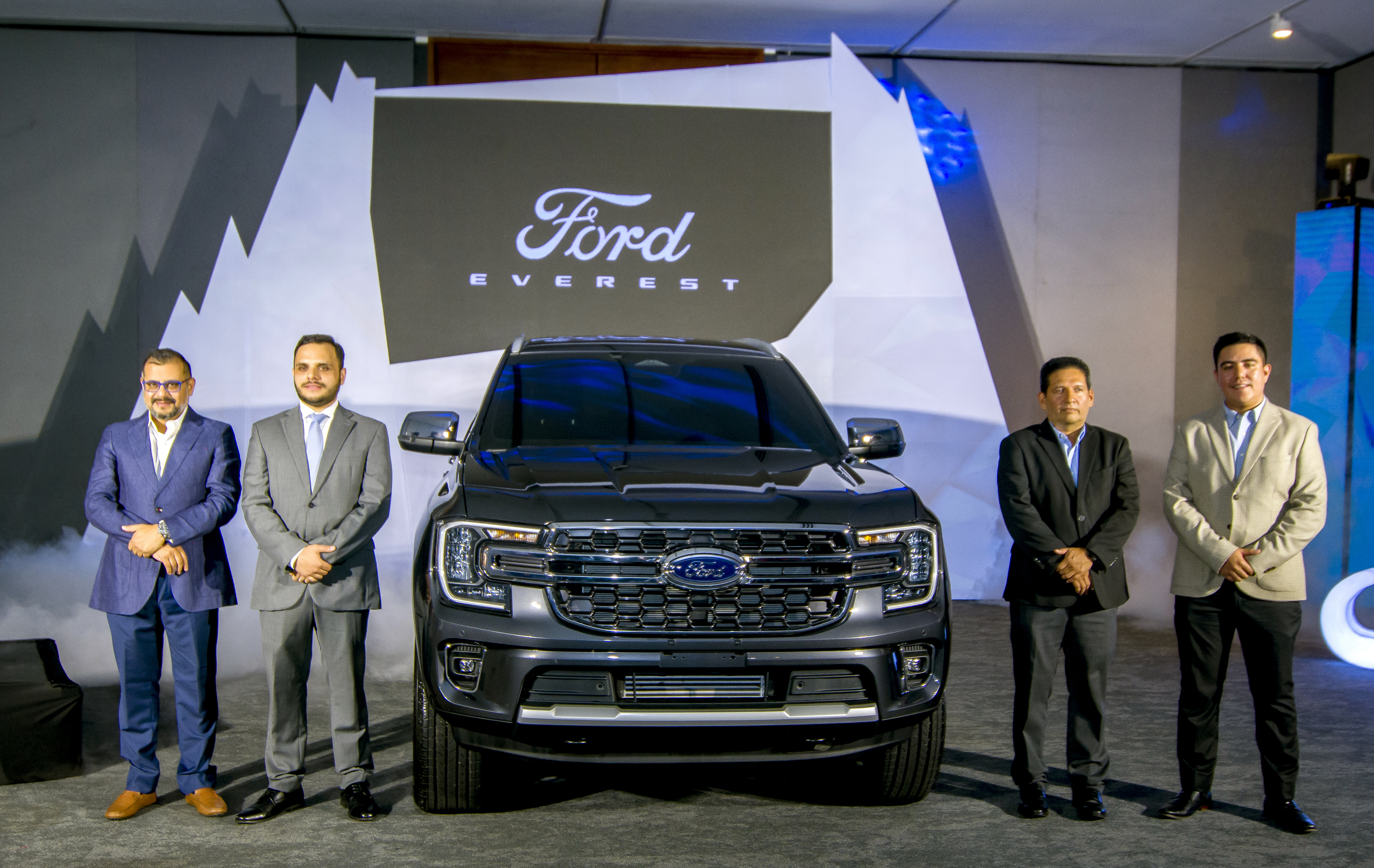 Everst Figueroa, gerente general de Excel Guatemala; Mariano da Costa, gerente de ventas Ford; José David Gularte, gerente general de ventas Excel Guatemala; y Pedro Corzo, gerente de marca Ford. Foto Prensa Libre: Sergio Muñoz