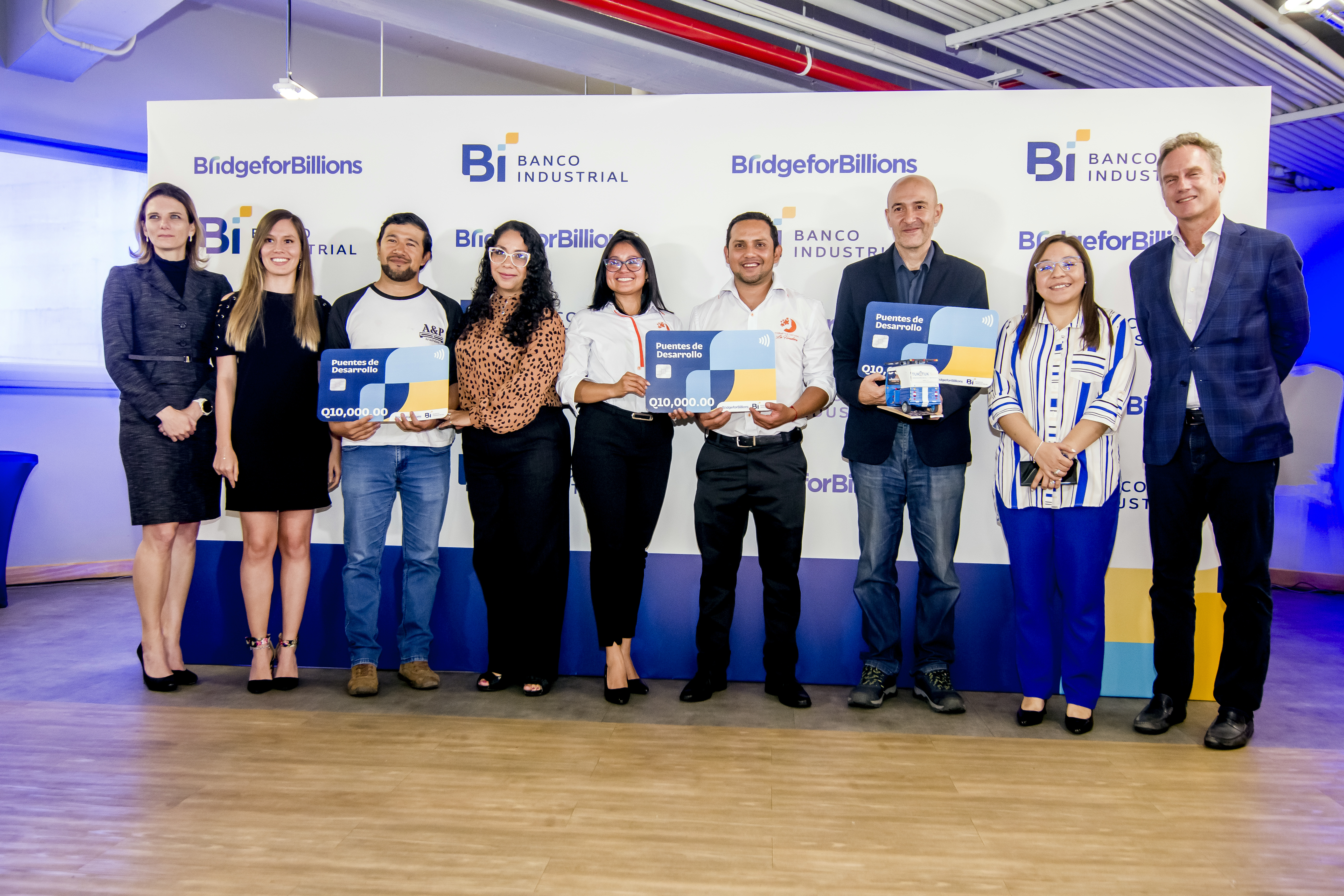 Representantes de Banco Industrial, Bridge For Billions, jurado calificar y ganadores del programa Puentes de Desarrollo BI. Foto Prensa Libre: Sergio Muñoz