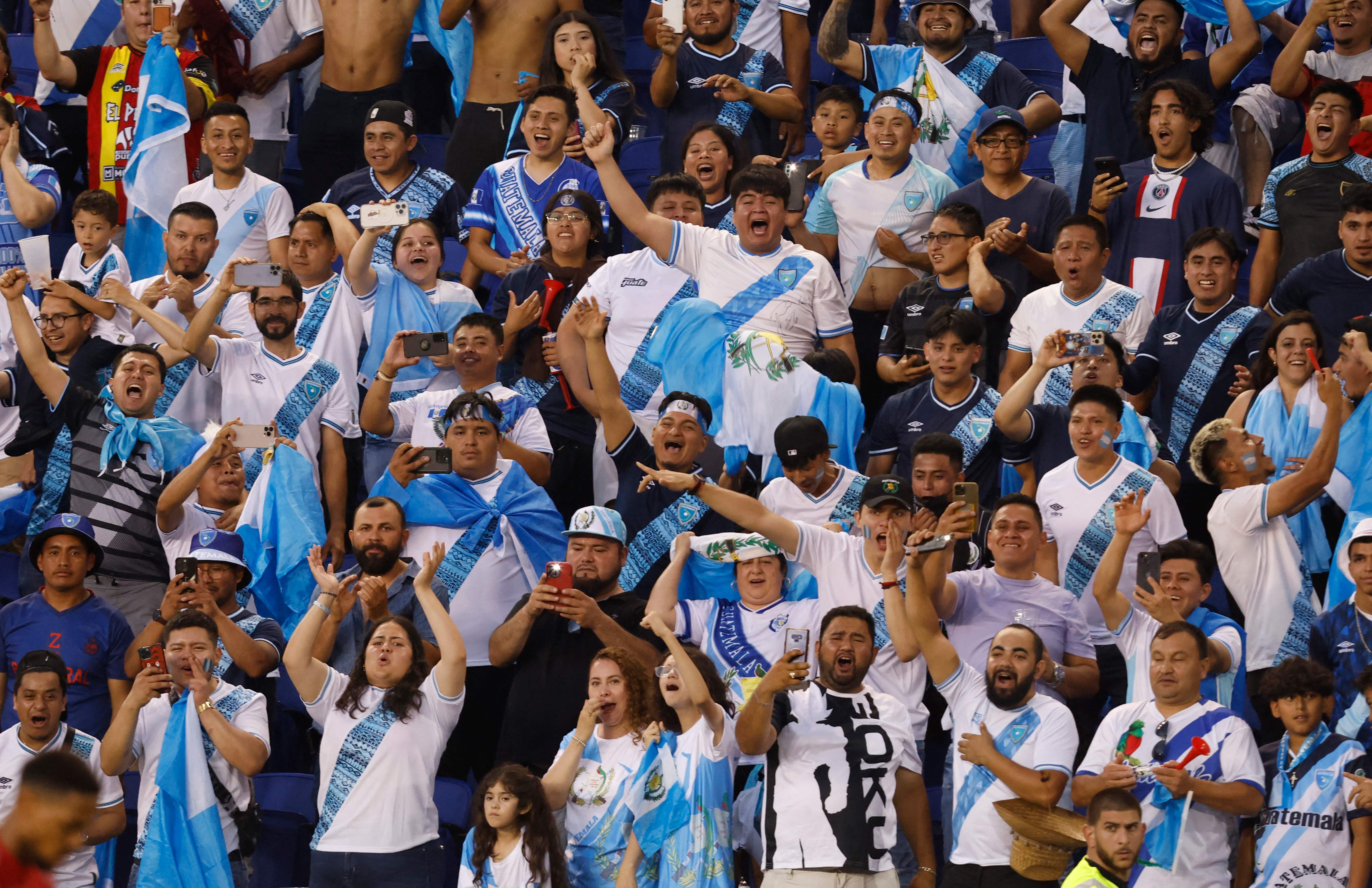 Afición de Guatemala celebra durante un partido de la Copa Oro 2023.