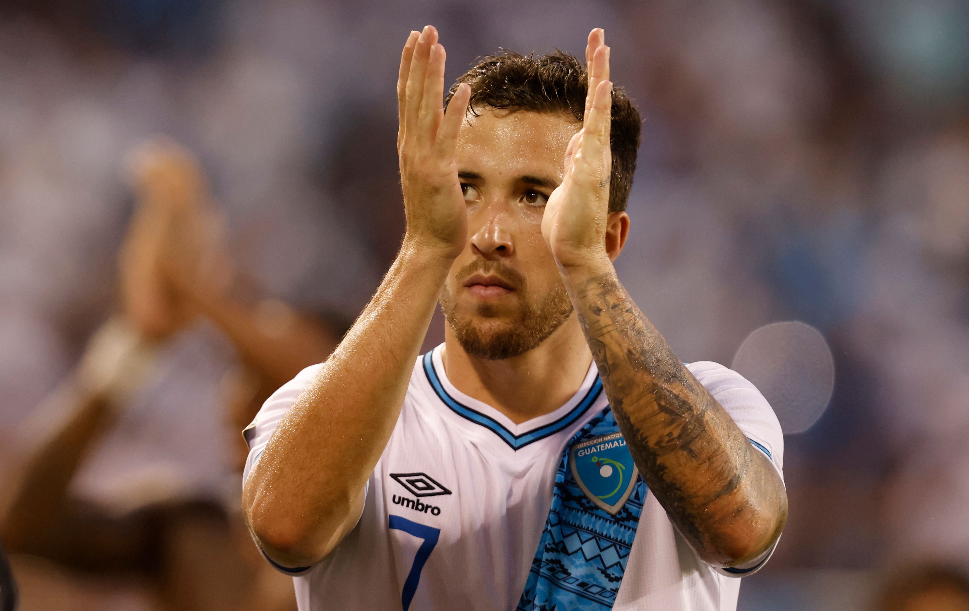 Aarón Herrera, de la Selección de Guatemala, mostró su orgullo por el país en las fiestas de independencia. (Foto Prensa Libre: AFP)