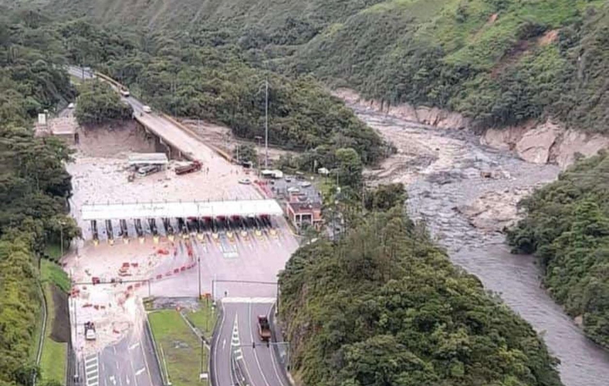 Esta imagen distribuida por la Unidad Nacional para la Gestión del Riesgo de Desastres (UNGRD) de Colombia muestra una vista aérea de la carretera Bogotá-Villavicencia después de un deslizamiento de tierra cerca de la ciudad de Puente Quetame, departamento de Cundinamarca, que dejó 8 muertos y 20 desaparecidos. (Foto Prensa Libre: UNGRD/AFP)