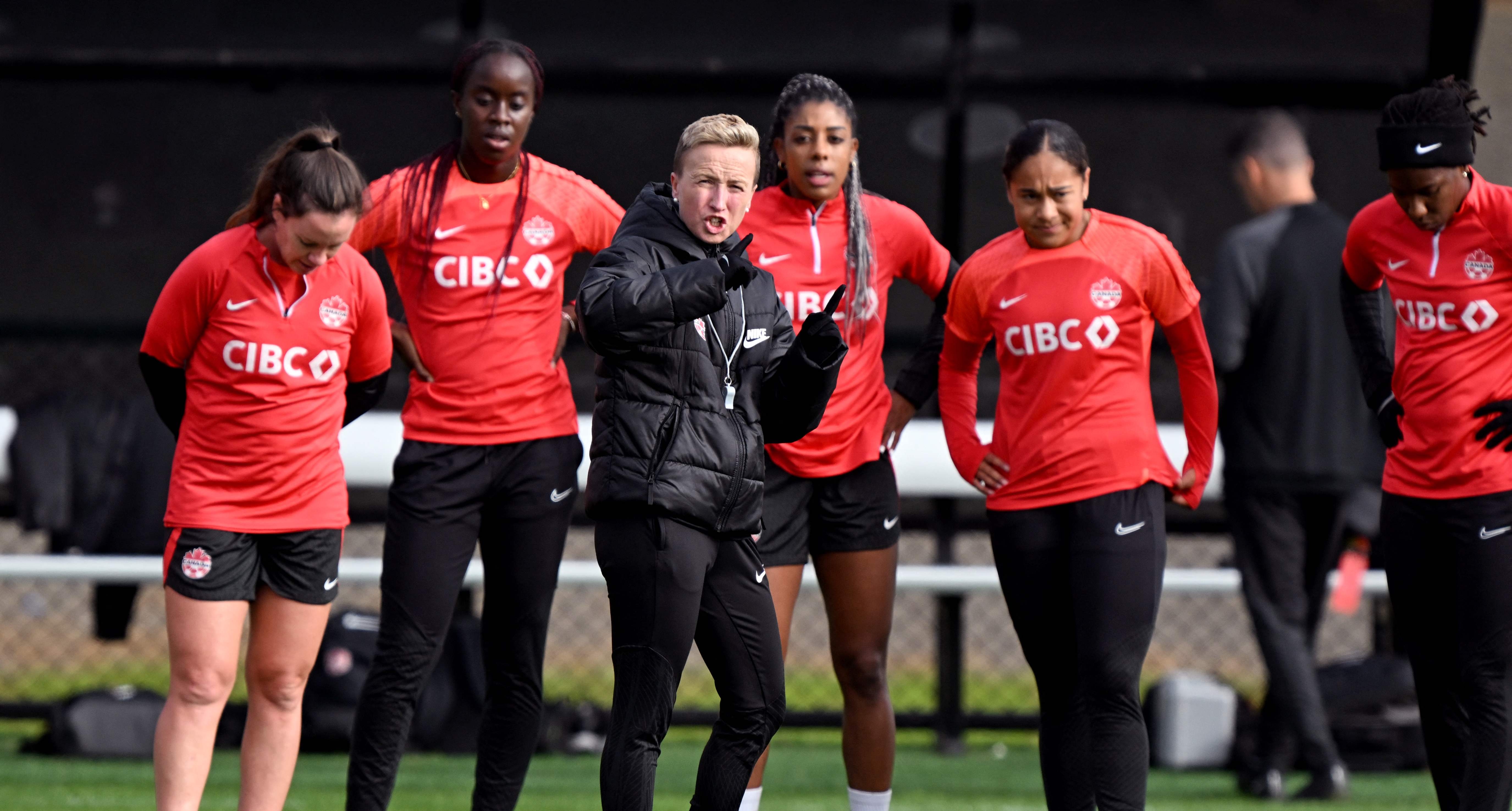 Bev Priestman, entrenadora de Canadá, fue suspedida de los Juegos Olímpicos tras la controversia. (Foto Prensa Libre: AFP)