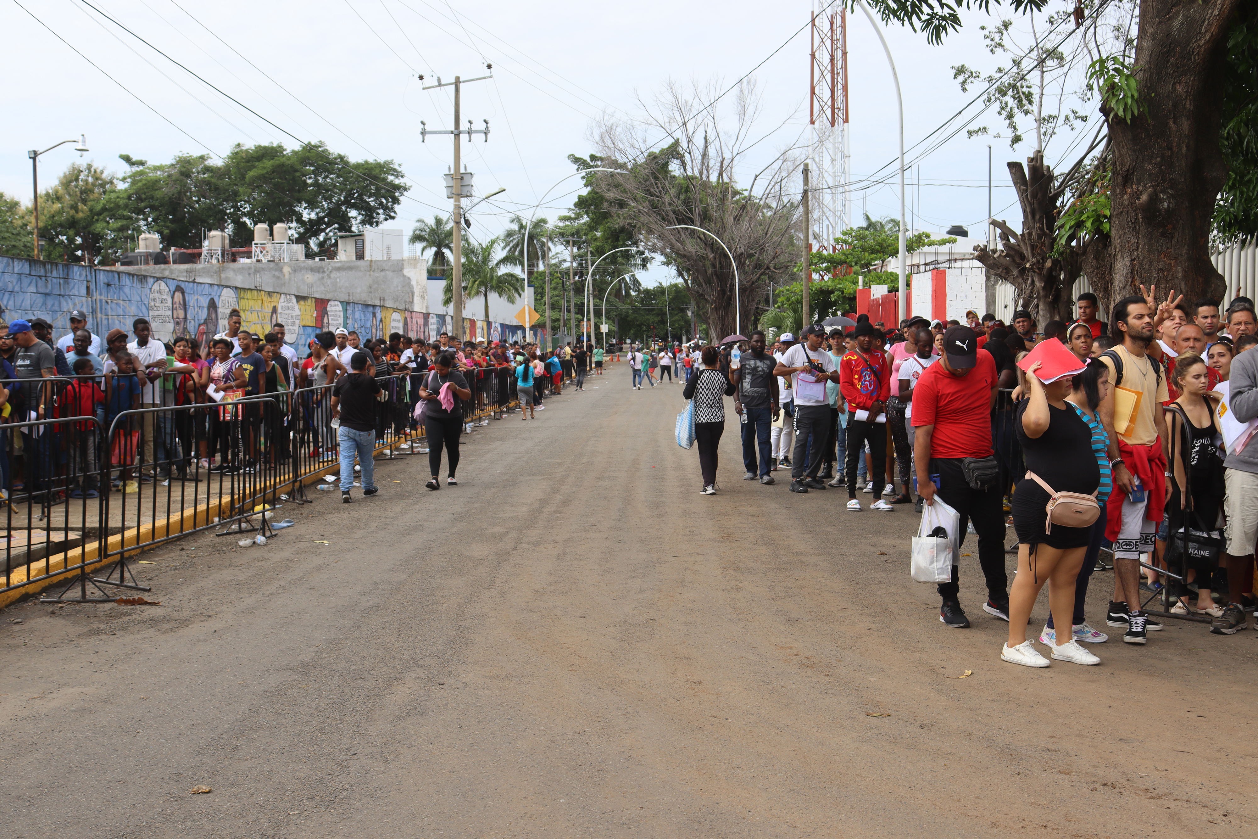 El flujo migratorio irregular continúa en la frontera de México y Estados Unidos, a pesar de las medidas implementadas por autoridades. (Foto Prensa Libre: EFE/ Juan Manuel Blanco)