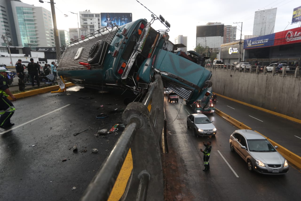 CAMIONETA CHOCA EN LOS PRÓCERES