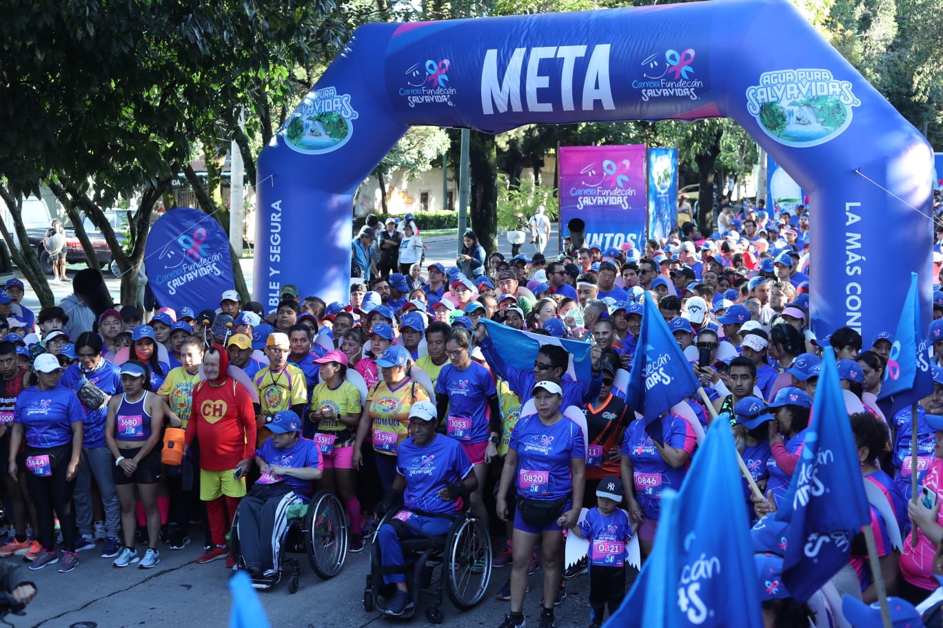 Corredores llenan de color La Reforma en la carrera anual de Fundecán y Agua Pura Salvavidas por la lucha contra el cáncer de mama