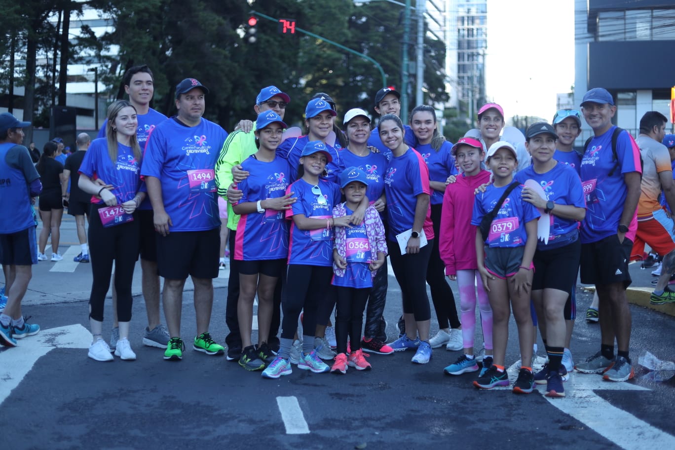 Corredores llenan de color La Reforma en la carrera anual de Fundecán y Agua Pura Salvavidas por la lucha contra el cáncer de mama