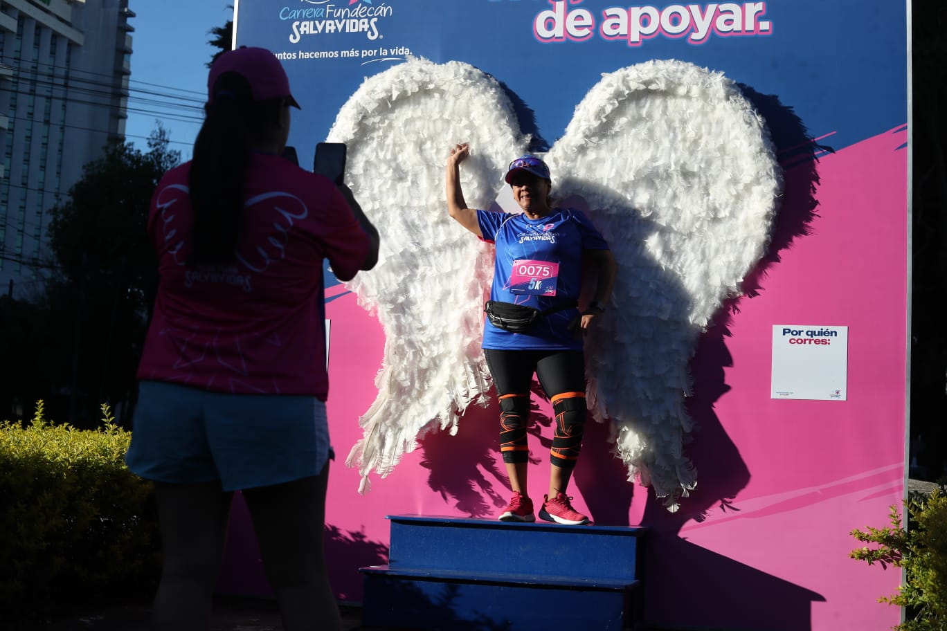 Corredores llenan de color La Reforma en la carrera anual de Fundecán y Agua Pura Salvavidas por la lucha contra el cáncer de mama