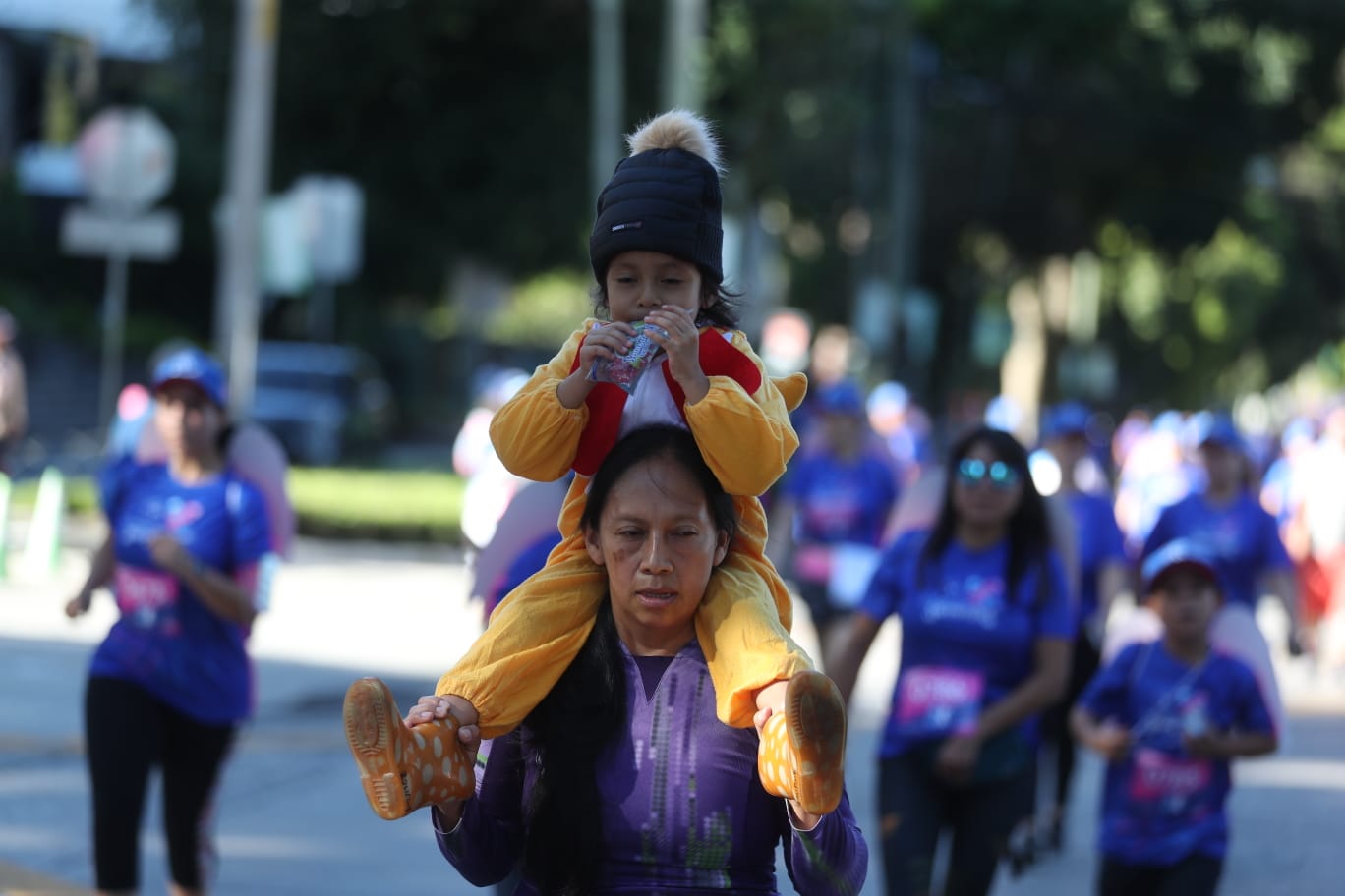 Corredores llenan de color La Reforma en la carrera anual de Fundecán y Agua Pura Salvavidas por la lucha contra el cáncer de mama