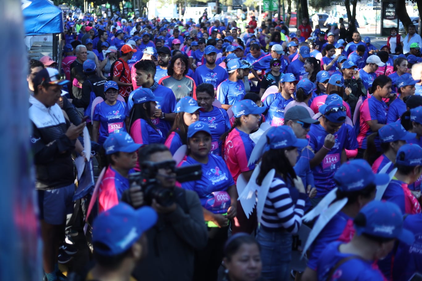 Corredores llenan de color La Reforma en la carrera anual de Fundecán y Agua Pura Salvavidas por la lucha contra el cáncer de mama