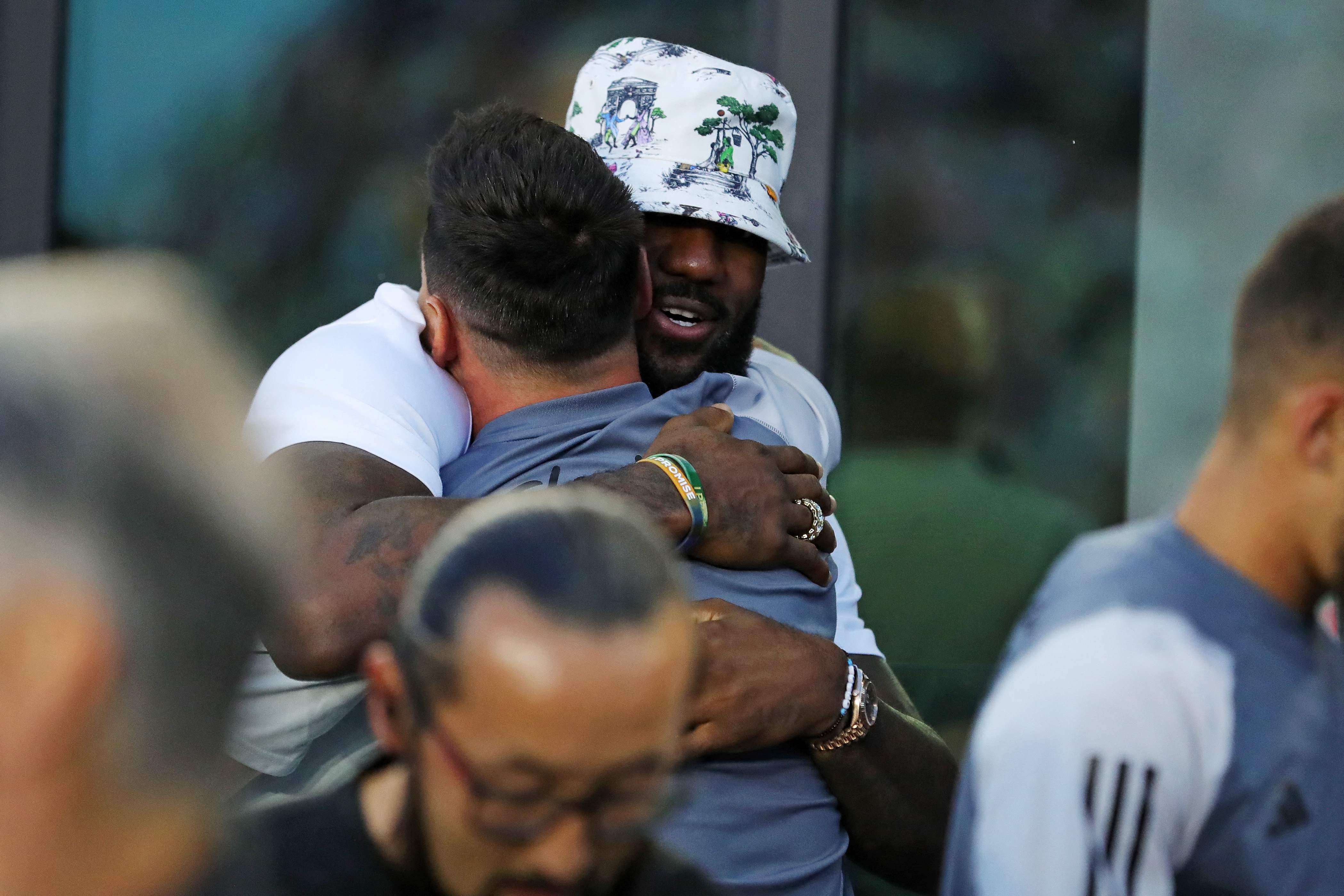 Lebron James le da un abrazo a Lionel Messi en su debut con el Inter Miami