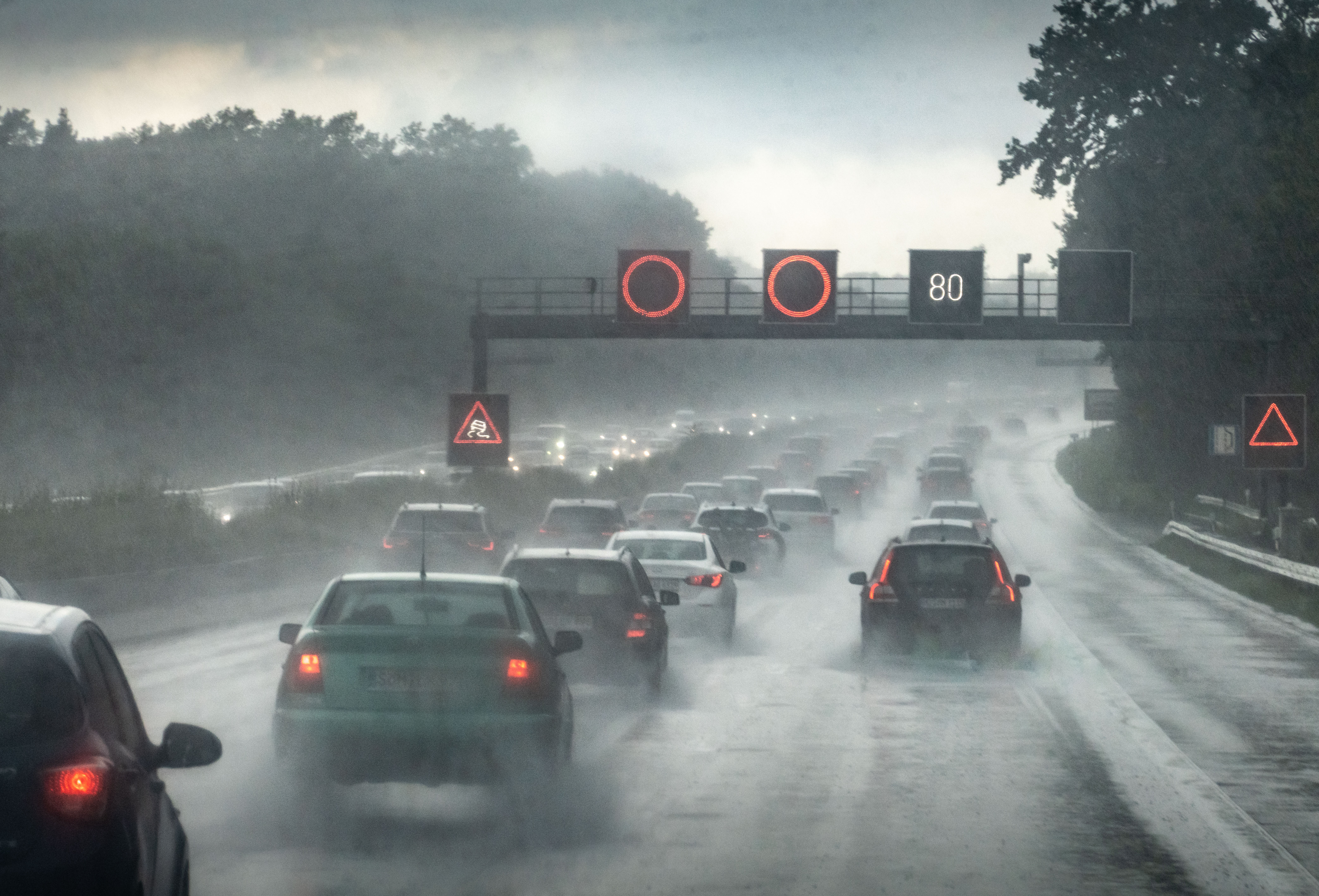 Cómo reaccionar en caso de tormenta y lluvia en la carretera