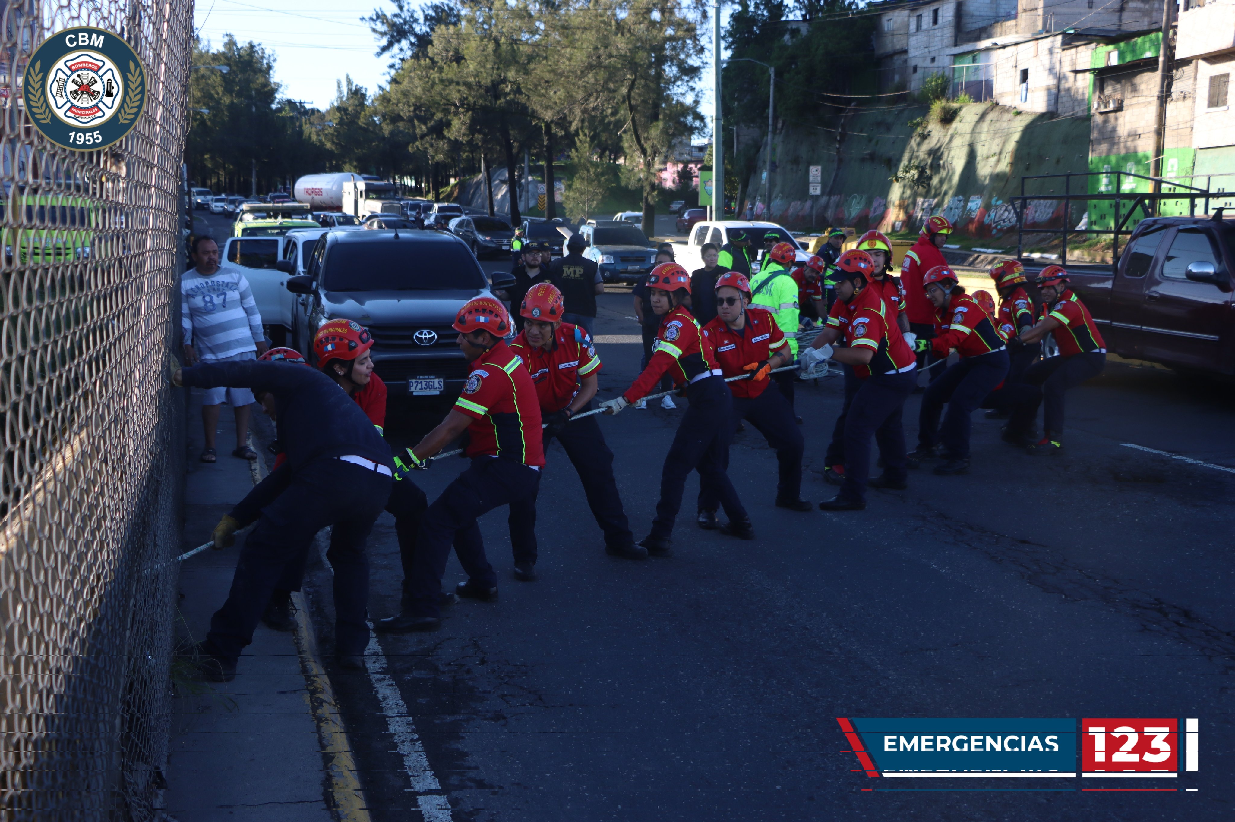 Bomberos Municipales extraen el cuerpo del hombre que se lanzó desde el puente El Incienso, en la zona 7 de la capital. (Foto Prensa Libre: @bomberosmuni)