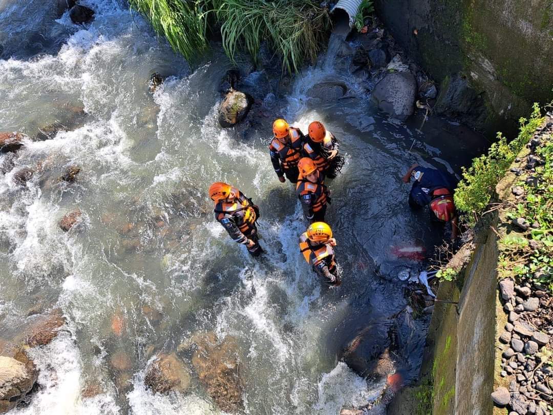 La motocicleta en la que viajaba Luis Antonio Calel fue localizada en el rio Icán, estaba completamente destruida. (Foto Prensa Libre: Marvin Túnchez) 