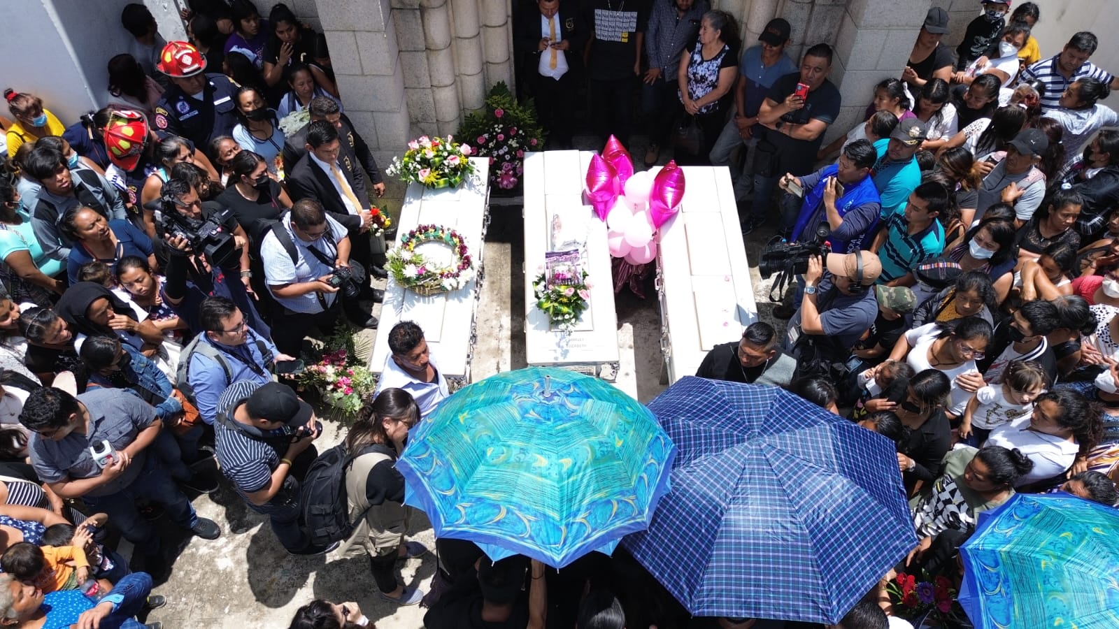 Sepelio de las hermanas Sequén en el cementerio de Mixco'