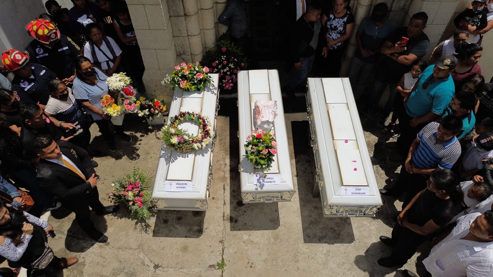 Sepelio de las hermanas Sequén en el cementerio de Mixco'