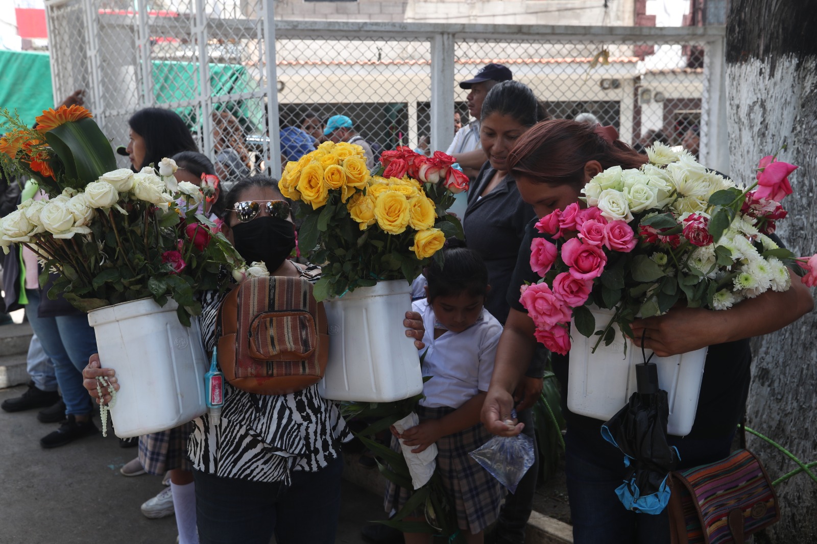 Sepelio de las hermanas Sequén en el cementerio de Mixco'