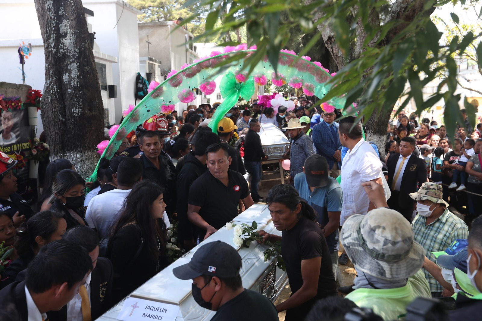 Sepelio de las hermanas Sequén en el cementerio de Mixco'