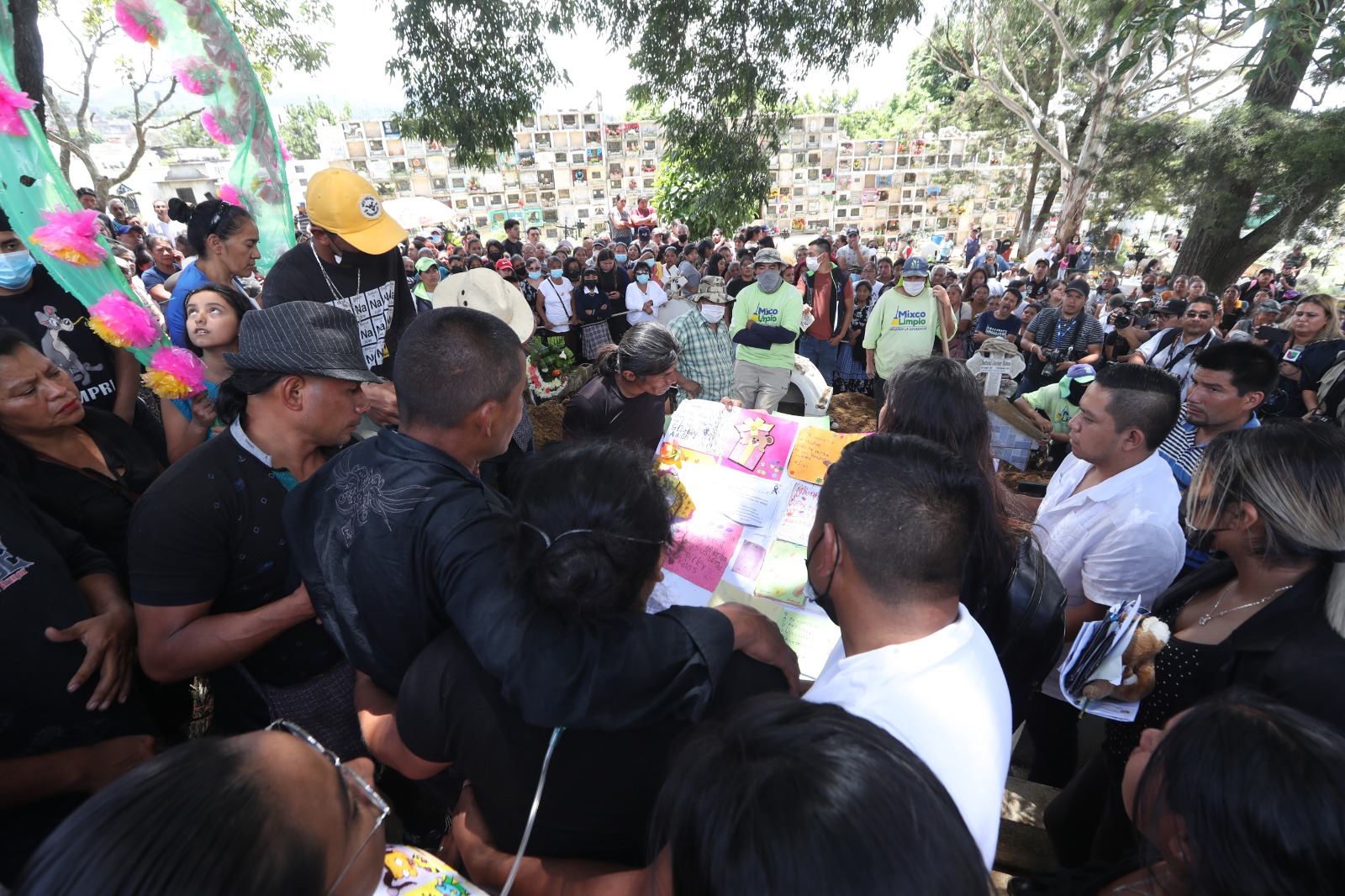 Sepelio de las hermanas Sequén en el cementerio de Mixco'