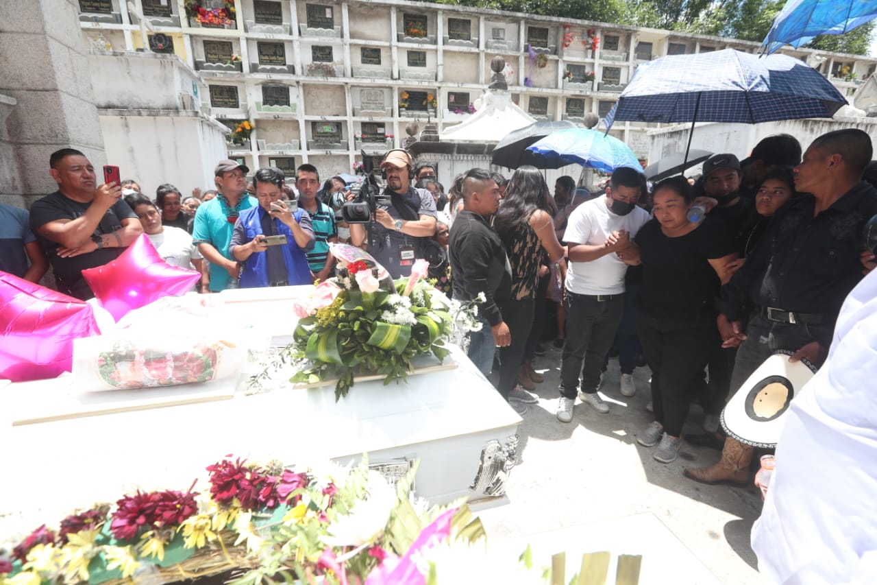 Sepelio de las hermanas Sequén en el cementerio de Mixco'