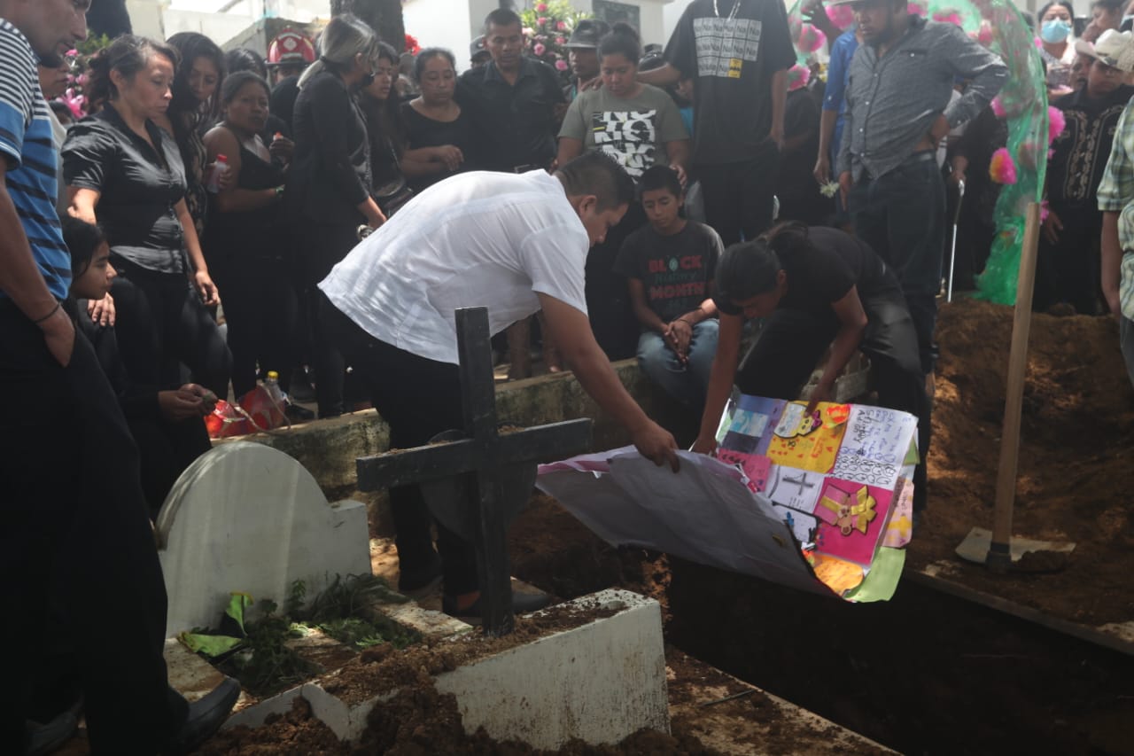 Sepelio de las hermanas Sequén en el cementerio de Mixco'