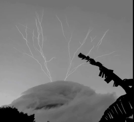 El fotógrafo Ricky López captó imágenes de la tormenta eléctrica que afectó el territorio nacional el lunes 10 de julio. (Foto Prensa Libre: Instagram/Ricky López