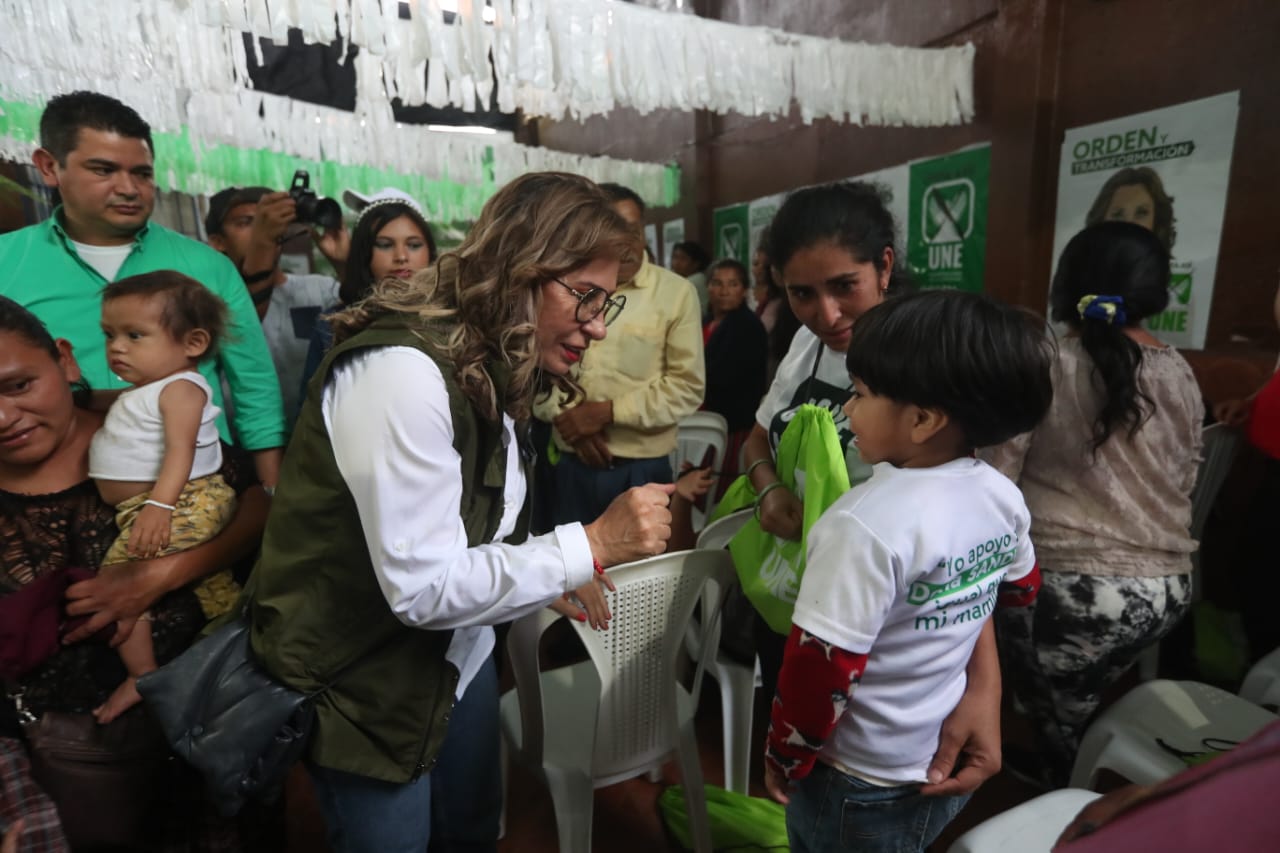 Sandra Torres, presidenciable de la UNE, llegó a San José Pinula. (Foto Prensa Libre: Érick Ávila)