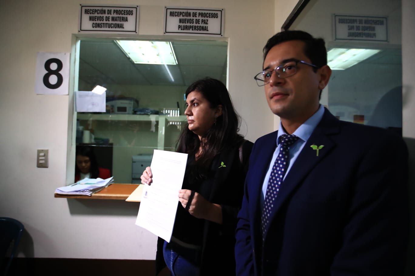 Equipo legal del Movimiento Semilla presenta una acción contra el juez Fredy Orellana en Gestión Penal del Organismo Judicial. (Foto Prensa Libre: Carlos Hernández Ovalle)