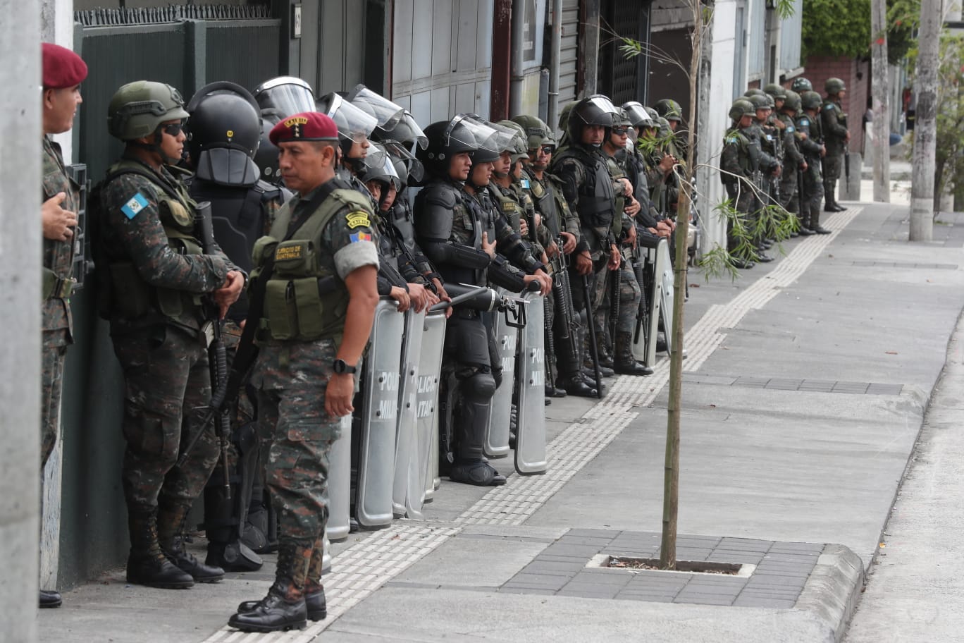 Entre 25 y 30 soldados y policías militares están apostados alrededor del Parque de la Industria, según el Ministerio de la Defensa. (Foto Prensa Libre: Esbin García).