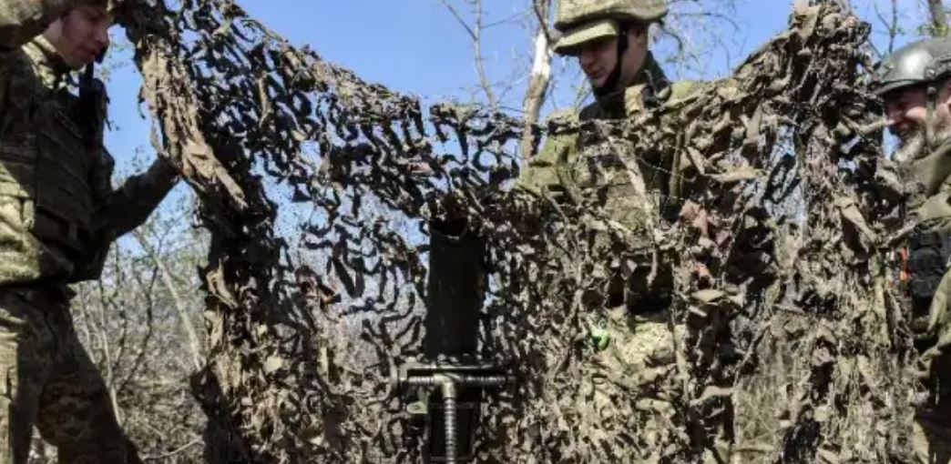 Militares ucranianos de Adam Tactical Group cubren un mortero en un lugar no revelado cerca de Bakhmut, región de Donetsk, Ucrania. (Foto Prensa Libre: EFE)