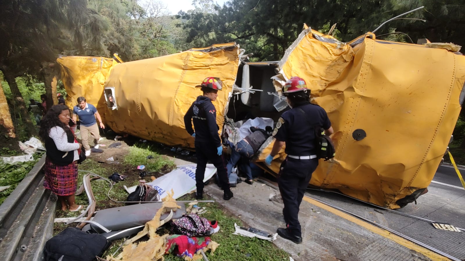 El techo del bus se partió a consecuencia del impacto. Fotografía: Bomberos Municipales.