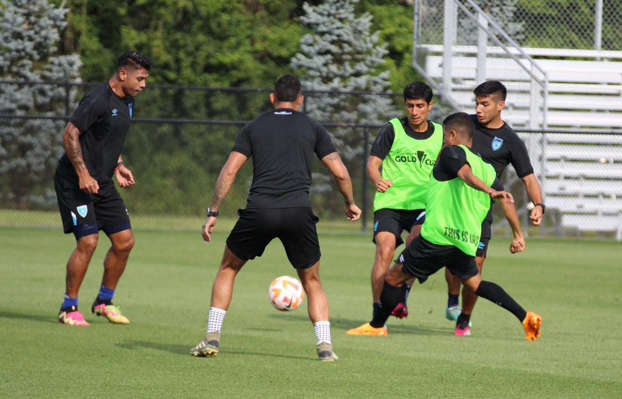 Fernando Tena deberá modificar su medio campo