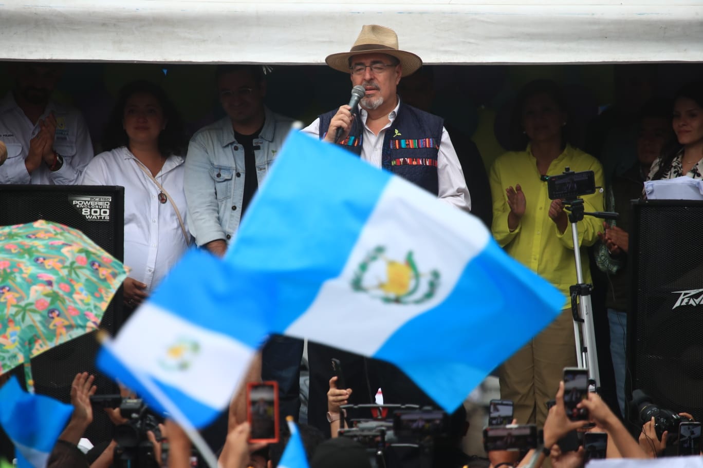 Durante el evento, una familia se acercó al presidenciable para que firmara dos libros de su padre, Juan José Arévalo Bermejo. (Foto Prensa Libre: Carlos Hernández)