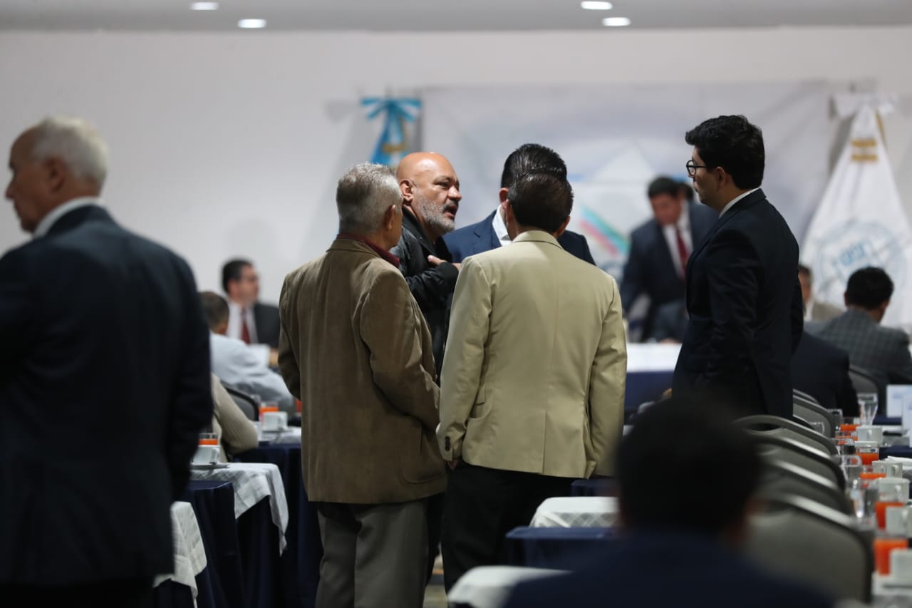 Fiscales de distintos partidos conversan durante la reunión que sostienen semanalmente con el TSE. Fotografía: Prensa Libre (Erick Avila). 