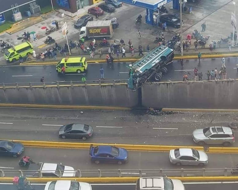 El 5 de julio un bus extraurbano colisionó con la barda de contención en el bulevar Los Próceres, zona 10. (Foto Prensa Libre:  Hemeroteca PL)