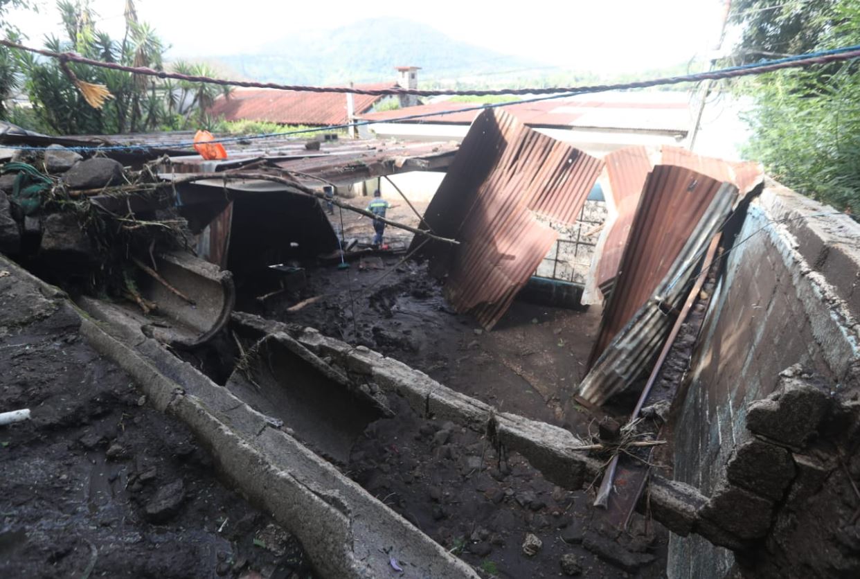 Varias casas de La Barca, Amatitlán, fueron afectadas por un deslave. (Foto Prensa Libre_ Roberto López)