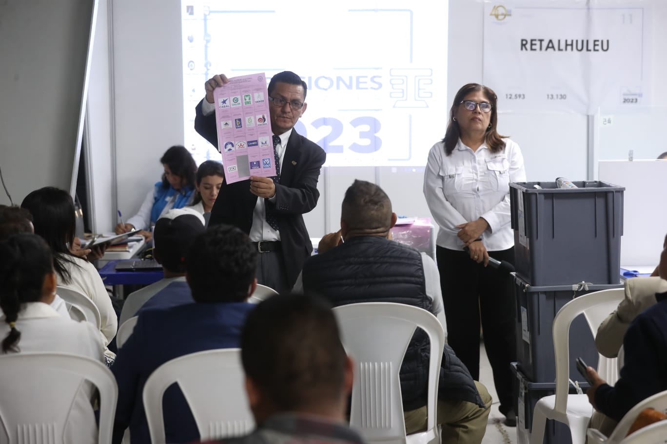 En la audiencia de revisión de actas en la Junta Electoral Departamental de Retalhuleu, que se llevó a cabo en el Parque de la Industria, abieron cajas electorales para acceder a votos impugandos el 25 de junio. (Foto Prensa Libre: Esbin García)