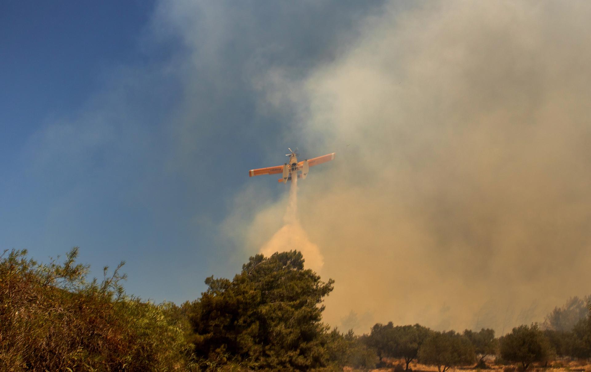 Un avión cisterna se estrella en la isla griega de Eubea, causando la muerte los pilotos