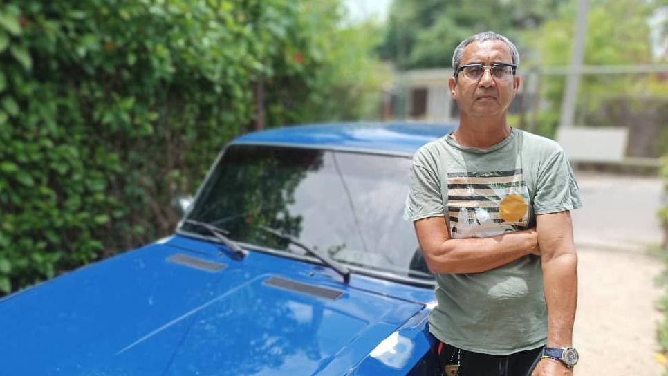 Jorge Lloro es uno de los muchos taxistas en Cuba que viven al día ante la escasez de combustible.  BBC