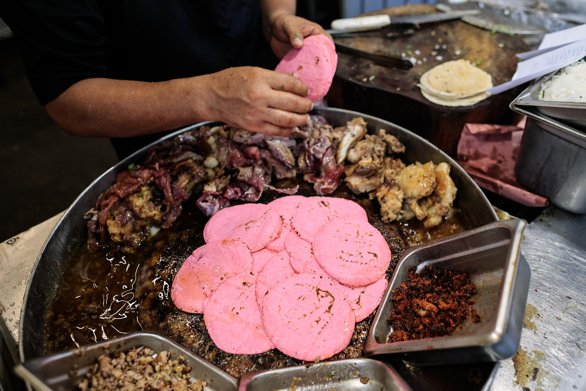 El furor por "Barbie" tiñe de rosa los tacos y las tortillas de México