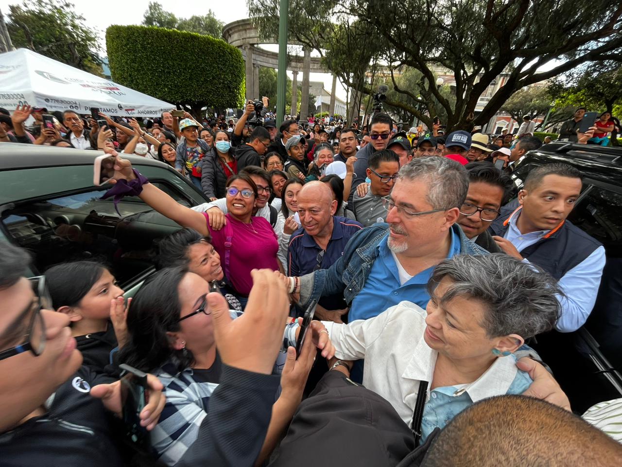 El candidato presidencial por el partido Semilla, Bernardo Arévalo saluda a sus seguidores en el lanzamiento de su campaña para la segunda vuelta electoral en Quetzaltenango, Guatemala, el 14 de julio de 2023. (Foto Prensa Libre: Mynor Toc) 