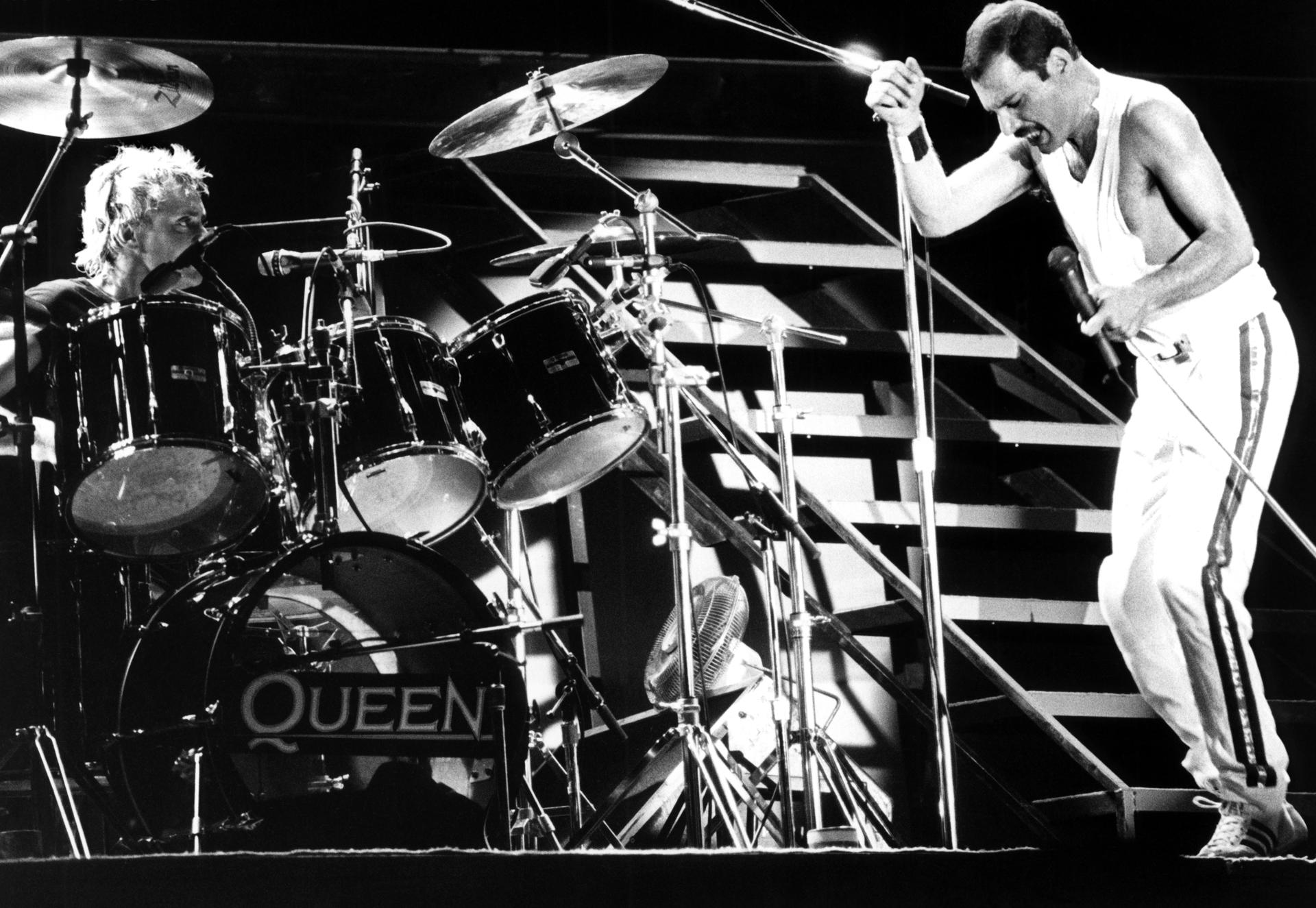 Freddie Mercury, líder del grupo británico "Queen", durante su actuación en el Mini Estadio del F.C. Barcelona, España, en 1986. (Foto Prensa Libre: EFE)