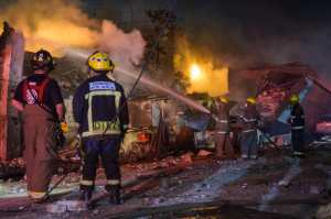 Bomberos debieron trabajar por varias horas para controlar el incendio provocado por la explosión.