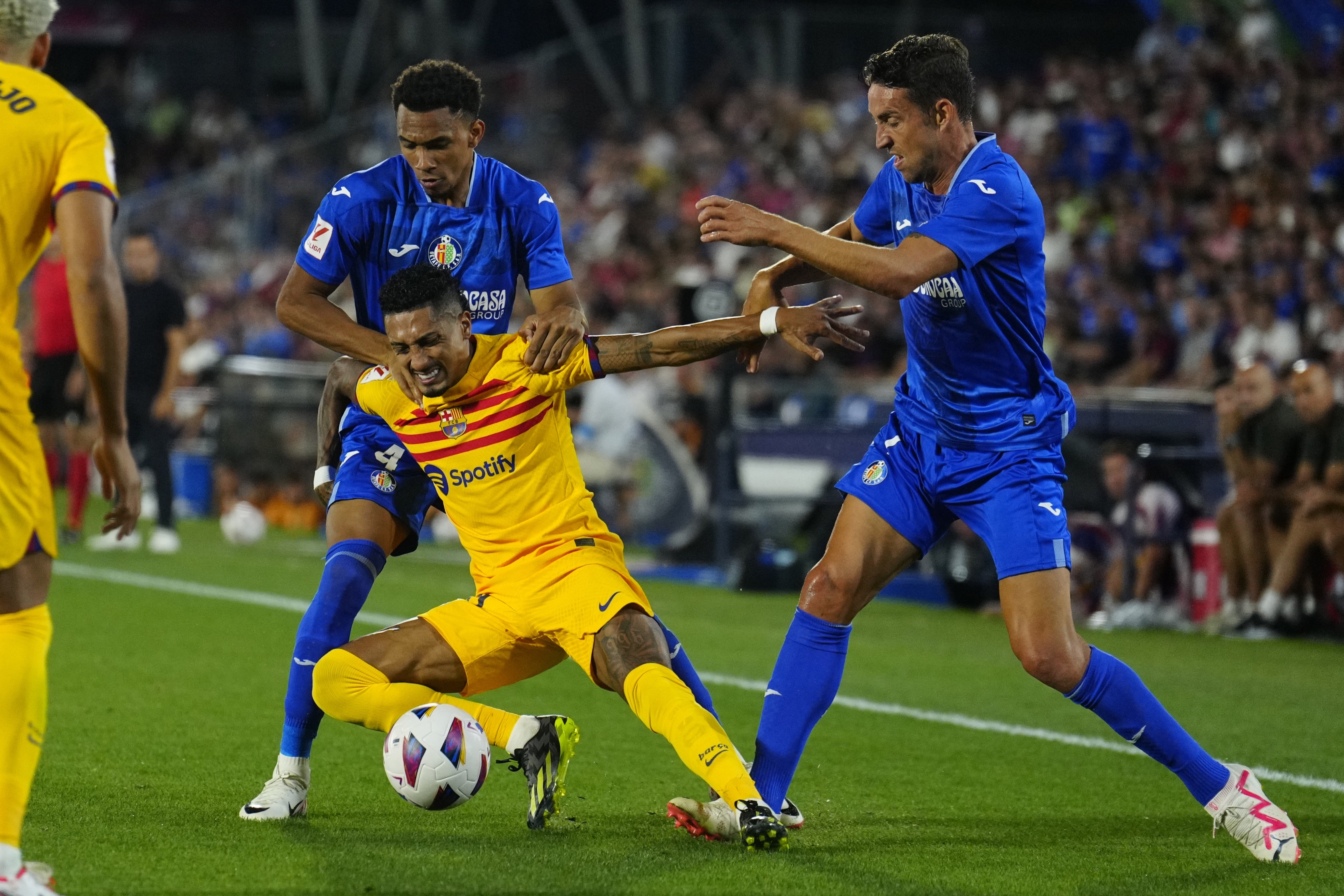 Raphinha enfrenta la marca de dos jugadores del Barcelona.