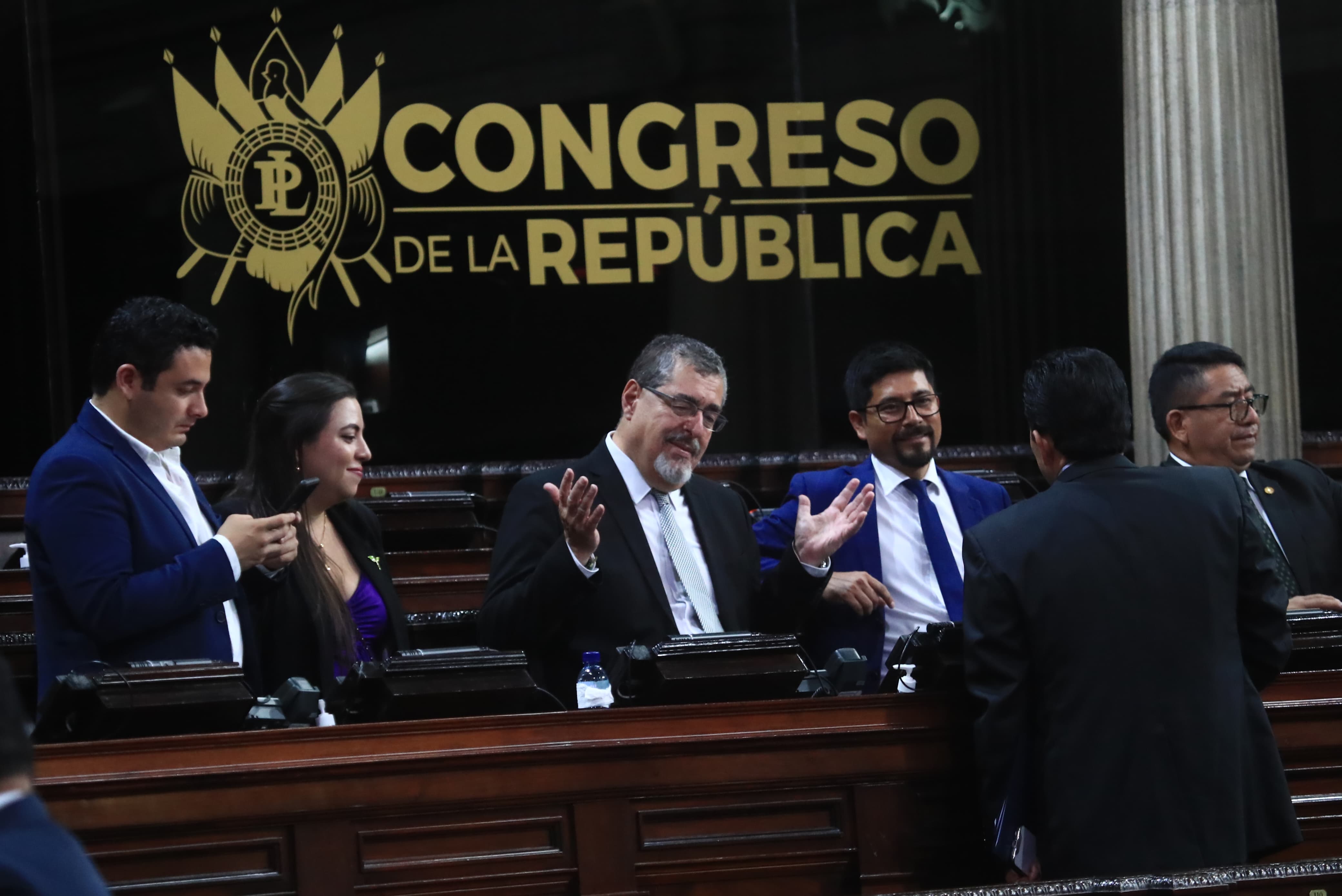 Bernardo Arévalo de León estuvo este miércoles en el área asignada para la bancada Semilla en el hemiciclo parlamentario. (Foto Prensa Libre: Carlos Hernández Ovalle)