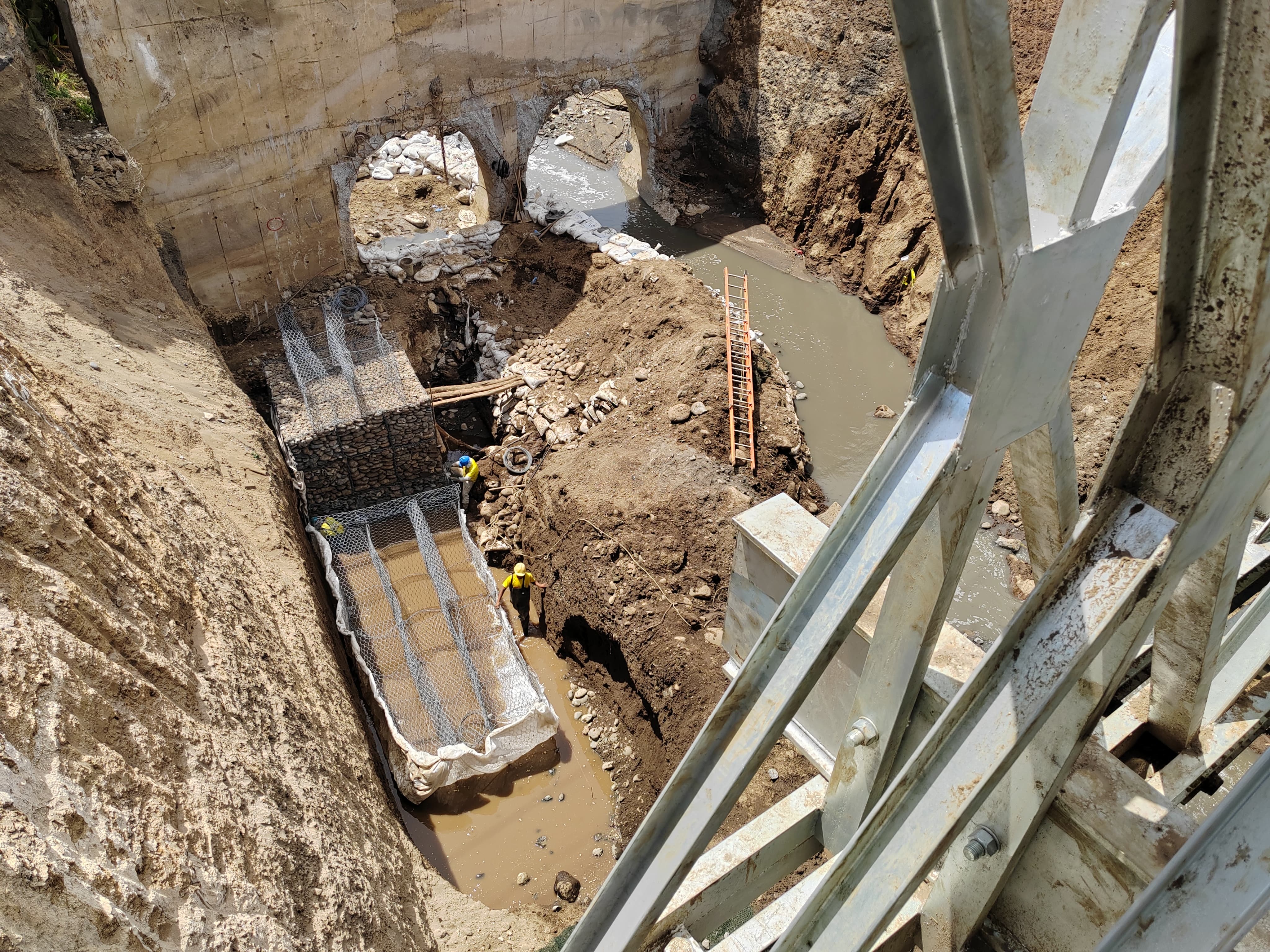 Los trabajos de mitigación en el área del hundimiento del km 17.5 de la ruta al Pacífico continúan, pero la construcción del puente fijo no tiene avance físico. (Foto Prensa Libre: Roberto López)