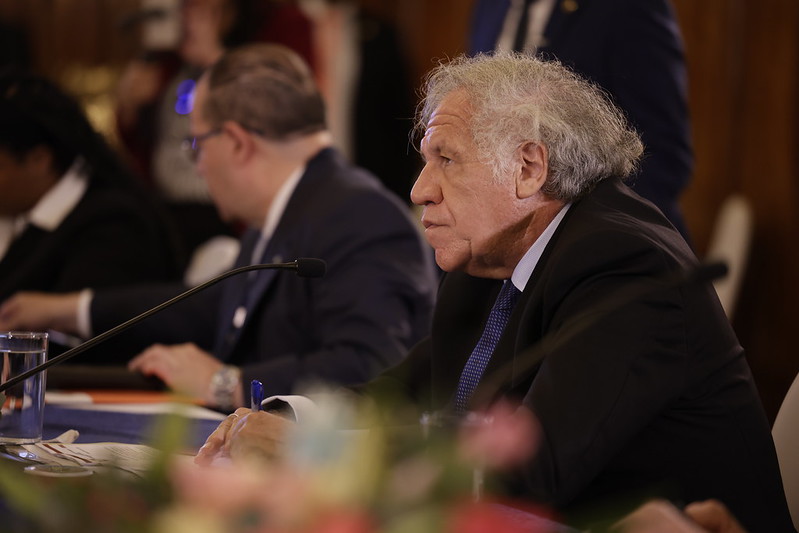 Luis Almagro, secretario general de la Organización de los Estados Americanos se reunió también con organizaciones civiles. (Foto Prensa Libre: Gobierno de Guatemala)