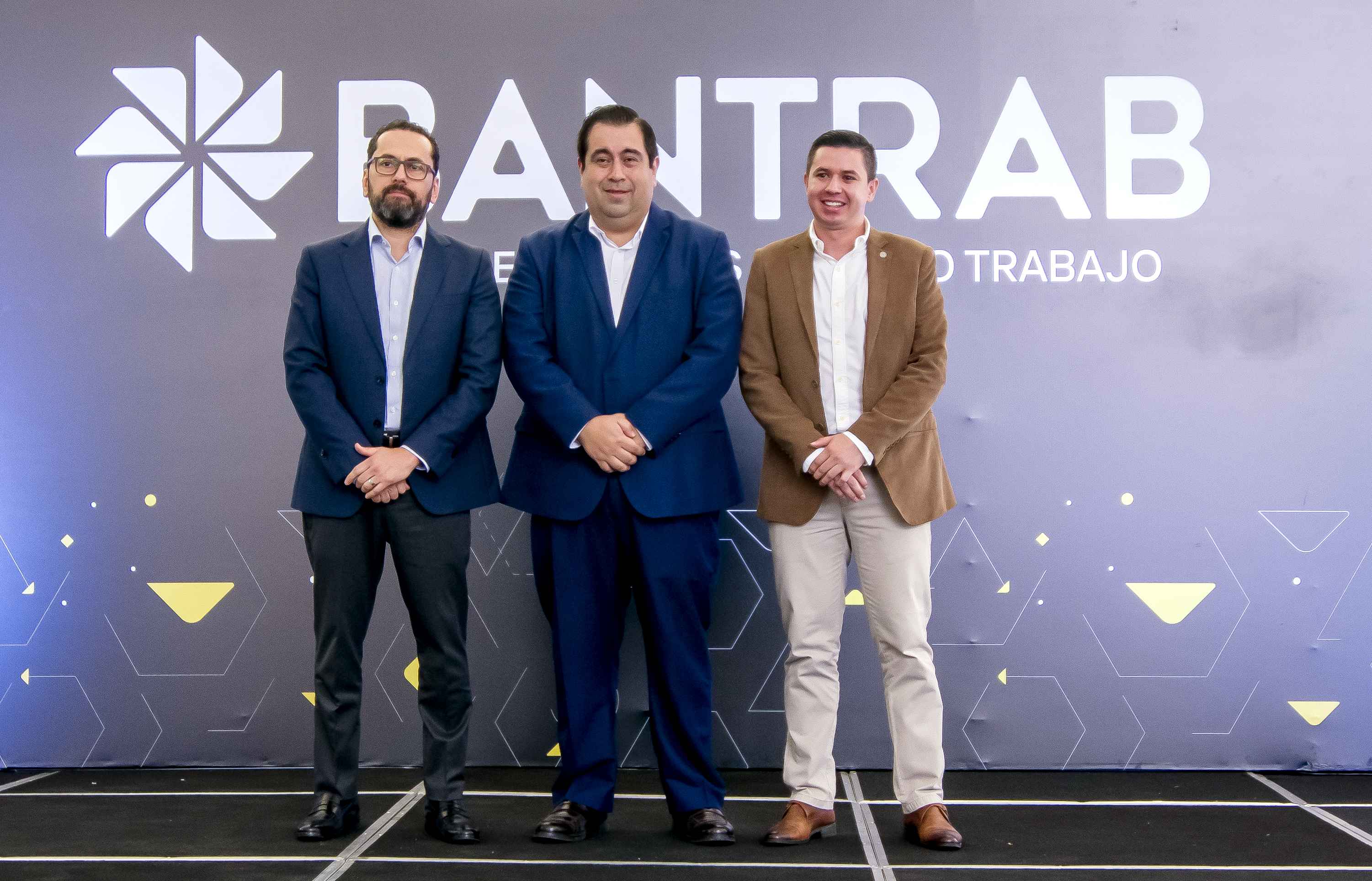 Carlos Granados, director de Mercadeo y Comunicación; Fernando García, director de división comercial; y Jesús Pineda, coordinador de clúster deportivo de Bantrab. Foto Prensa Libre: Sergio Muñoz