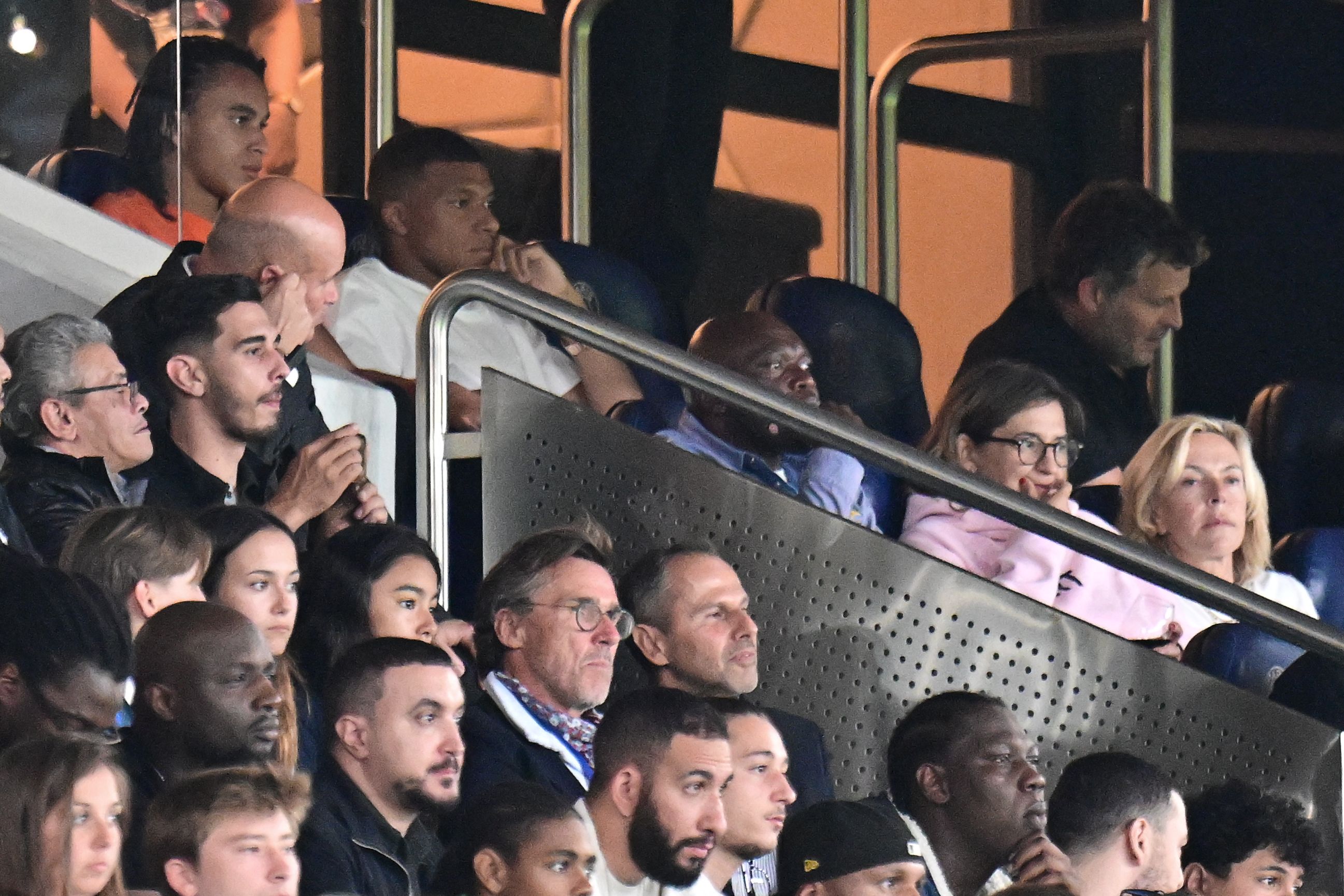 Mbappé en las gradas viendo empatar al PSG.