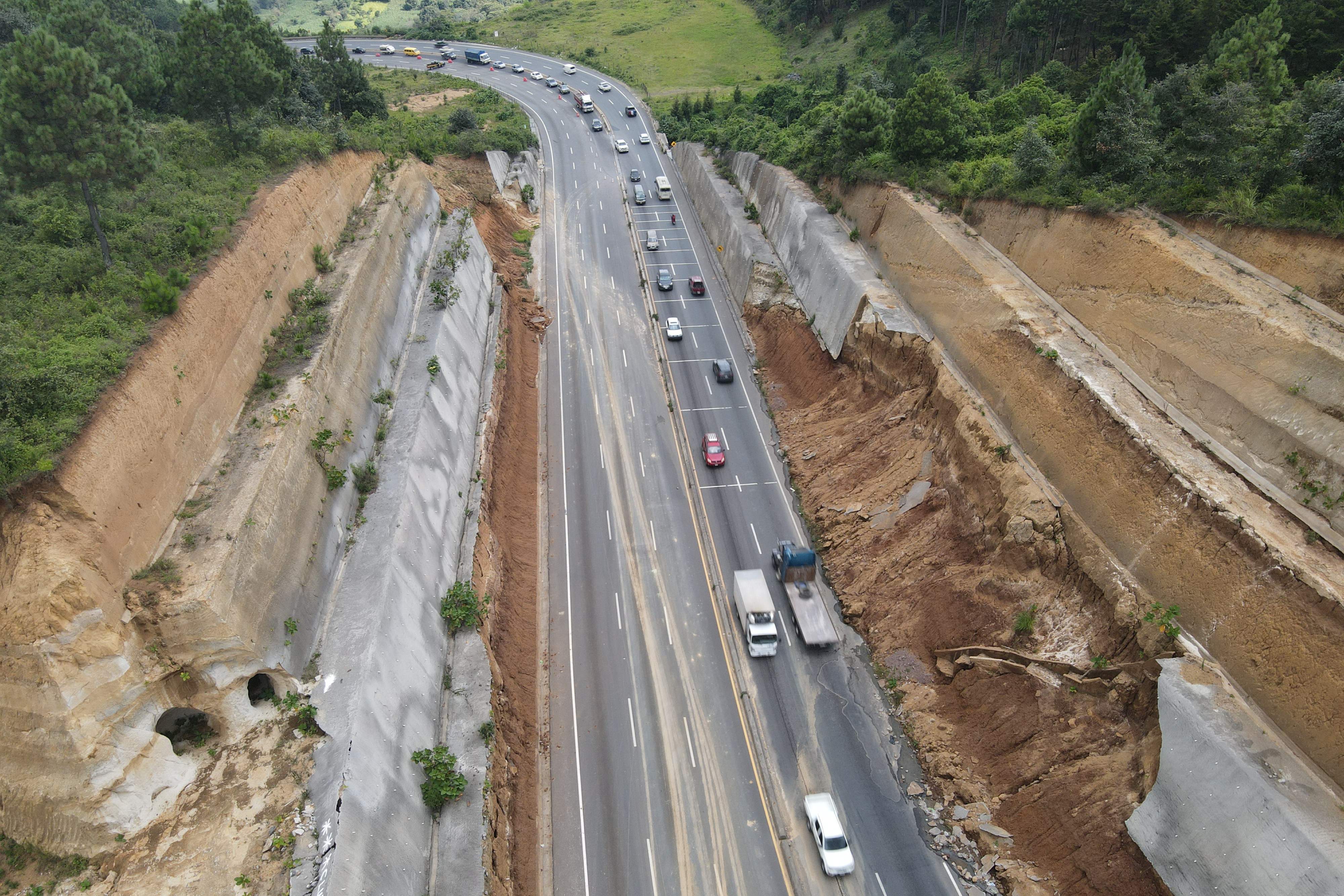 El libramiento de Chimaltenango fue construido en 2019, pero desde entonces ha sido afectado por derrumbes e inundaciones. (Foto Prensa Libre: AFP)